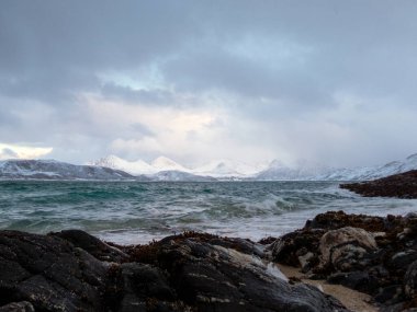 Norveç 'teki Kvaloya adasında Sommaroya yakınlarında kışın manzara.