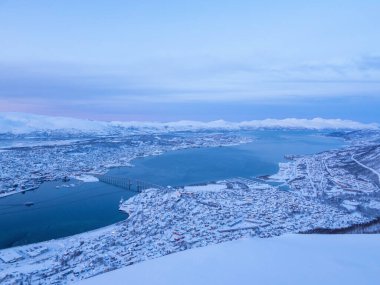 Tromso, Norveç 'in Troms og Finnmark iline bağlı belediyesi. Kutup dairesinin 350 km..