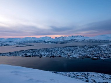 Tromso, Norveç 'in Troms og Finnmark iline bağlı belediyesi. Kutup dairesinin 350 km..
