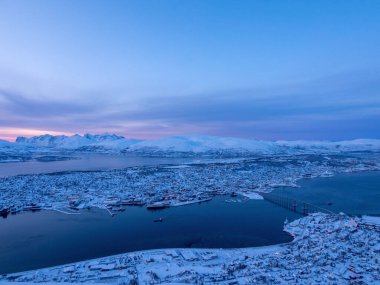 Tromso, Norveç 'in Troms og Finnmark iline bağlı belediyesi. Kutup dairesinin 350 km..