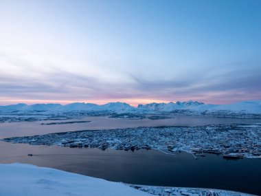 Tromso, Norveç 'in Troms og Finnmark iline bağlı belediyesi. Kutup dairesinin 350 km..