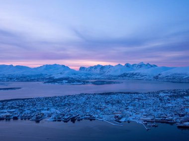 Tromso, Norveç 'in Troms og Finnmark iline bağlı belediyesi. Kutup dairesinin 350 km..