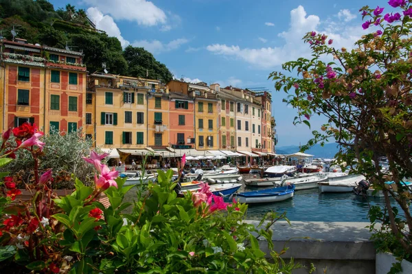 리구리아의 포르토 Portofino 이탈리아의 어촌이자 휴양지로 그곳의 그림같은 항구이자 인사들과 — 스톡 사진