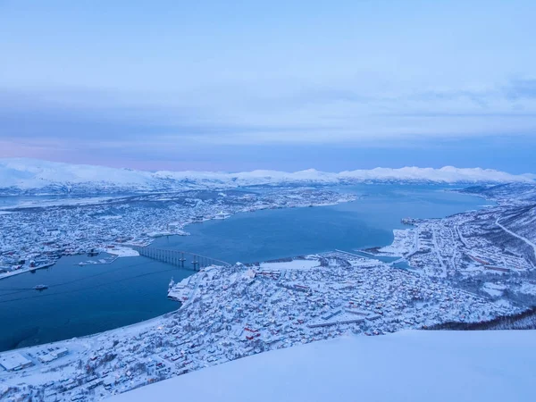 特罗姆索市 Tromso 是挪威特罗姆斯奥格芬马克县 Troms Finnmark County 的一个自治市 北极圈350公里长 — 图库照片