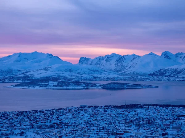 特罗姆索市 Tromso 是挪威特罗姆斯奥格芬马克县 Troms Finnmark County 的一个自治市 北极圈350公里长 — 图库照片