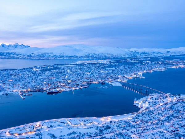 特罗姆索桥 Tromso Bridge 是特罗姆索市的一座公路桥 位于挪威特罗姆斯奥格芬马克县的特罗姆索市 它穿过大陆上的特罗姆斯达伦和特罗姆索亚岛之间的特罗姆大豆圣德海峡 — 图库照片