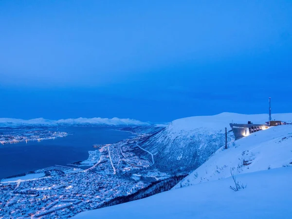 特罗姆索市 Tromso 是挪威特罗姆斯奥格芬马克县 Troms Finnmark County 的一个自治市 北极圈350公里长 — 图库照片