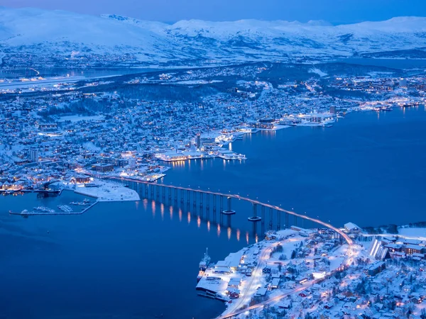 特罗姆索桥 Tromso Bridge 是特罗姆索市的一座公路桥 位于挪威特罗姆斯奥格芬马克县的特罗姆索市 它穿过大陆上的特罗姆斯达伦和特罗姆索亚岛之间的特罗姆大豆圣德海峡 — 图库照片
