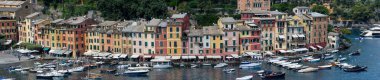 Liguria 'daki Portofino, İtalyan balıkçı köyü ve tatil beldesi, ünlü ve sanatsal ziyaretçilerle birlikte ünlü limanı ve tarihi birliği ile ünlüdür..