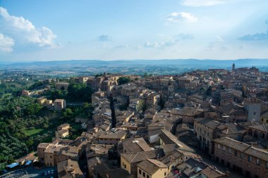 Siena 'nın tarihi merkezi UNESCO tarafından dünya mirası ilan edildi ve ülkenin en çok ziyaret edilen turizm beldelerinden biri haline geldi..