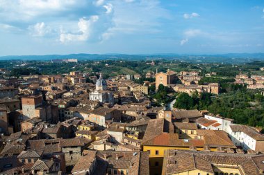 Siena 'nın tarihi merkezi UNESCO tarafından dünya mirası ilan edildi ve ülkenin en çok ziyaret edilen turizm beldelerinden biri haline geldi..