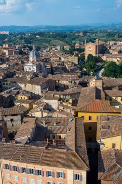 Siena 'nın tarihi merkezi UNESCO tarafından dünya mirası ilan edildi ve ülkenin en çok ziyaret edilen turizm beldelerinden biri haline geldi..