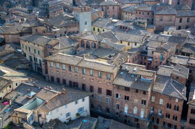 Siena 'nın tarihi merkezi UNESCO tarafından dünya mirası ilan edildi ve ülkenin en çok ziyaret edilen turizm beldelerinden biri haline geldi..