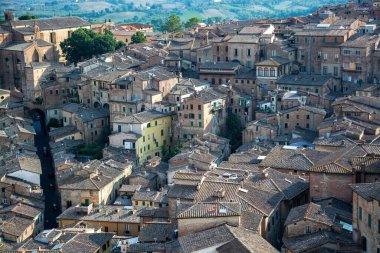 Siena 'nın tarihi merkezi UNESCO tarafından dünya mirası ilan edildi ve ülkenin en çok ziyaret edilen turizm beldelerinden biri haline geldi..