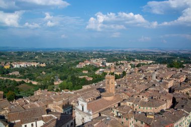 Siena 'nın tarihi merkezi UNESCO tarafından dünya mirası ilan edildi ve ülkenin en çok ziyaret edilen turizm beldelerinden biri haline geldi..