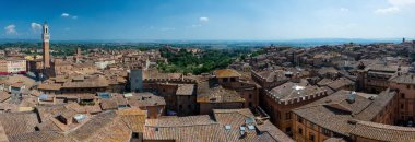 Siena 'nın tarihi merkezi UNESCO tarafından dünya mirası ilan edildi ve ülkenin en çok ziyaret edilen turizm beldelerinden biri haline geldi..