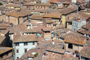 Siena 'nın tarihi merkezi UNESCO tarafından dünya mirası ilan edildi ve ülkenin en çok ziyaret edilen turizm beldelerinden biri haline geldi..