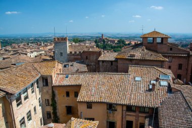 Siena 'nın tarihi merkezi UNESCO tarafından dünya mirası ilan edildi ve ülkenin en çok ziyaret edilen turizm beldelerinden biri haline geldi..
