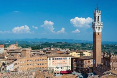Siena 'nın tarihi merkezi UNESCO tarafından dünya mirası ilan edildi ve ülkenin en çok ziyaret edilen turizm beldelerinden biri haline geldi..