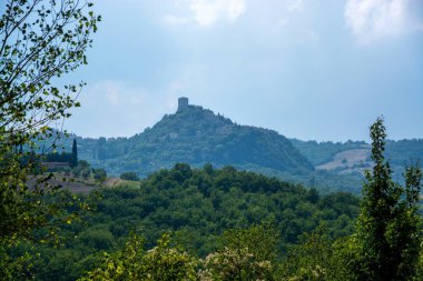 Toskana İtalya 'nın orta kesiminde bir bölgedir ve manzaraları, tarihi, sanatsal mirası ve yüksek kültür üzerindeki etkisiyle tanınır.. 