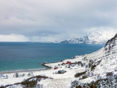 Norveç 'teki Kvaloya adasında kışın manzara.