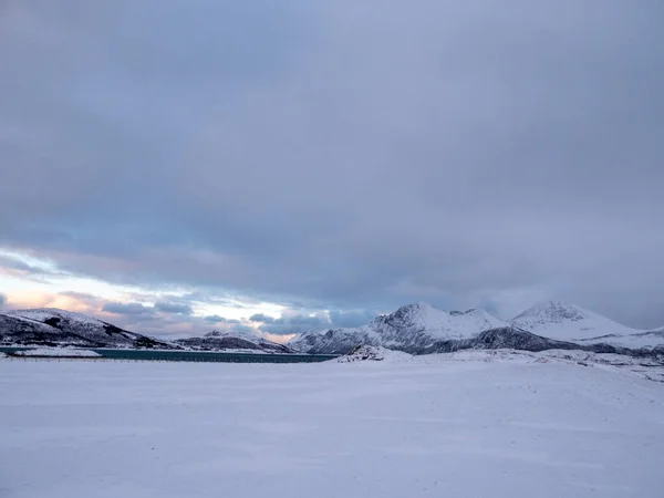 Norveç Teki Kvaloya Adasında Sandneshamn Kışın Manzara — Stok fotoğraf