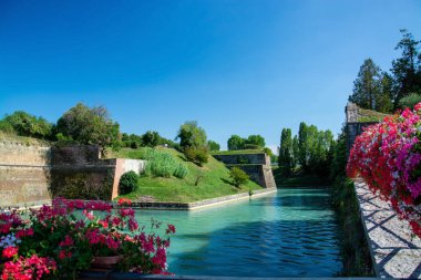 Peschiera del Garda ist eine italienische Gemeinde in der Provinz Verona, Region Venetien. Teile der Altstadt trennen mit ihren Festungsanlagen den Ort vom Festland