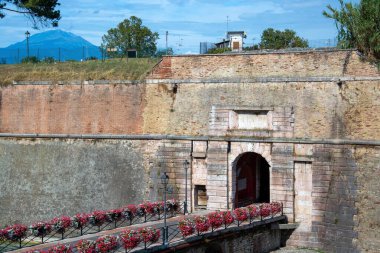 Peschiera del Garda ist eine italienische Gemeinde in der Provinz Verona, Region Venetien. Teile der Altstadt trennen mit ihren Festungsanlagen den Ort vom Festland