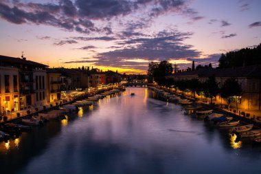 Peschiera del Garda ist eine italienische Gemeinde in der Provinz Verona, Region Venetien. Teile der Altstadt trennen mit ihren Festungsanlagen den Ort vom Festland