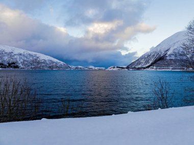Norveç 'teki Kvaloya adasında kışın manzara.