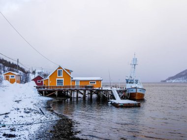 Kışın Norveç 'teki Kvaloya adasında fiyort.