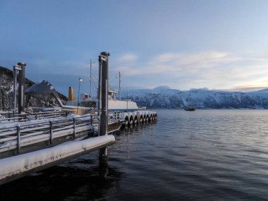 Feribot iskelesi Breivikeidet ve Svensby arasında Tromso, Norveç yakınlarında..