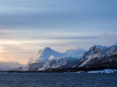 Lyngen Alpleri Norveç 'in kuzeydoğusunda Tromso şehrinin doğusunda yer alan bir dağ silsilesidir..