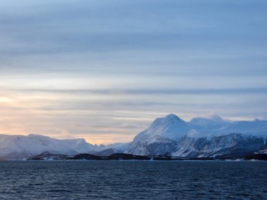 Lyngen Alpleri Norveç 'in kuzeydoğusunda Tromso şehrinin doğusunda yer alan bir dağ silsilesidir..