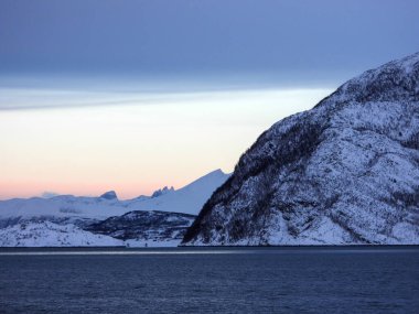 Lyngen Alpleri Norveç 'in kuzeydoğusunda Tromso şehrinin doğusunda yer alan bir dağ silsilesidir..