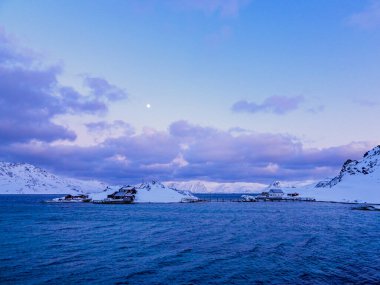 Mageroya Norveç 'in kuzeyindeki Troms og Finnmark ilçesinde yer alan büyük bir adadır ve Nordkapp Belediyesi' nde Barents Denizi boyunca uzanır.,
