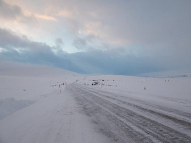 Norveç 'te kış mevsiminde Alta ve Skaidi arasında E6. Yol.
