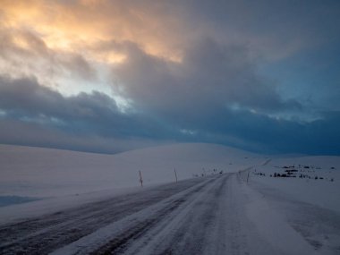 Norveç 'te kış mevsiminde Alta ve Skaidi arasında E6. Yol.