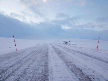 Norveç 'te kış mevsiminde Alta ve Skaidi arasında E6. Yol.