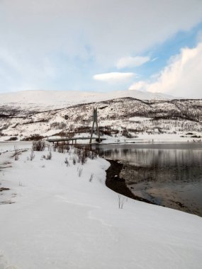 Norveç 'in Troms og Finnmark ilçesindeki Alta Belediyesi' ndeki Kafjord, fiyordun kuzey kıyısını takip eden Avrupa rotası E06 otoyolunun bir köprüsü tarafından geçilmektedir..