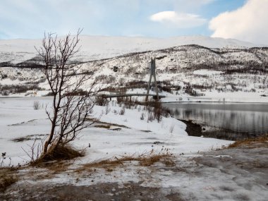 Norveç 'in Troms og Finnmark ilçesindeki Alta Belediyesi' ndeki Kafjord, fiyordun kuzey kıyısını takip eden Avrupa rotası E06 otoyolunun bir köprüsü tarafından geçilmektedir..