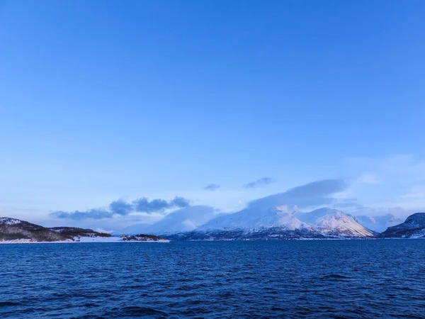 林根阿尔卑斯山 Lyngen Alps 是挪威东北部特罗姆斯奥格芬马克县的一个山脉 位于特罗姆瑟市以东 — 图库照片