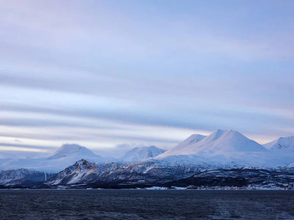 リンゲン アルプス Lyngen Alps トロムソ市の東 ノルウェーのトロムログ フィンマルク県北東部の山脈である — ストック写真