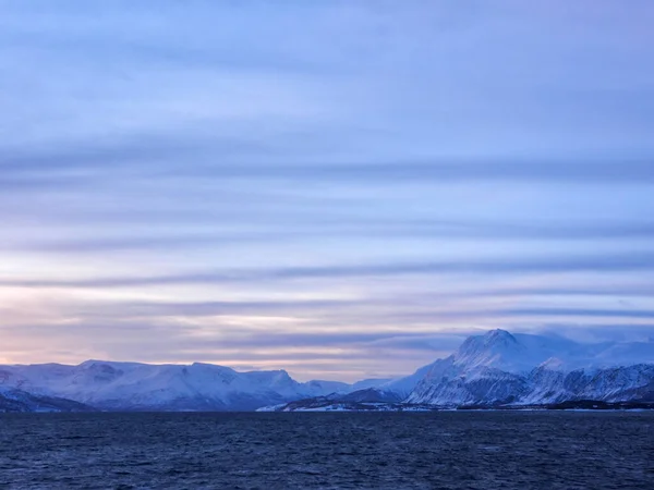 林根阿尔卑斯山 Lyngen Alps 是挪威东北部特罗姆斯奥格芬马克县的一个山脉 位于特罗姆瑟市以东 — 图库照片