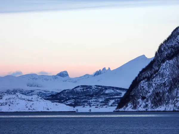 林根阿尔卑斯山 Lyngen Alps 是挪威东北部特罗姆斯奥格芬马克县的一个山脉 位于特罗姆瑟市以东 — 图库照片