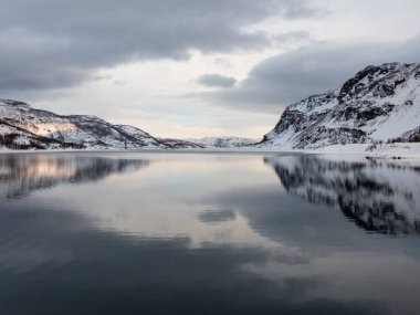 Norveç 'in Troms og Finnmark ilçesindeki Alta Belediyesi' ndeki Kafjord, fiyordun kuzey kıyısını takip eden Avrupa rotası E06 otoyolunun bir köprüsü tarafından geçilmektedir..