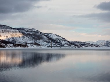 Norveç 'in Troms og Finnmark ilçesindeki Alta Belediyesi' ndeki Kafjord, fiyordun kuzey kıyısını takip eden Avrupa rotası E06 otoyolunun bir köprüsü tarafından geçilmektedir..