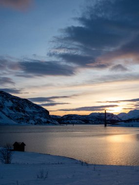 Norveç 'in Troms og Finnmark ilçesindeki Alta Belediyesi' ndeki Kafjord, fiyordun kuzey kıyısını takip eden Avrupa rotası E06 otoyolunun bir köprüsü tarafından geçilmektedir..
