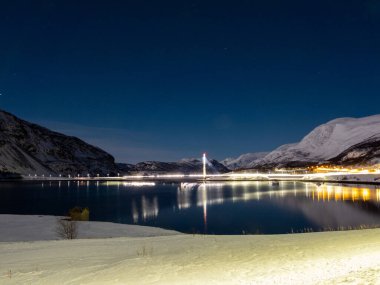 Norveç 'in Troms og Finnmark ilçesindeki Alta Belediyesi' ndeki Kafjord, fiyordun kuzey kıyısını takip eden Avrupa rotası E06 otoyolunun bir köprüsü tarafından geçilmektedir..