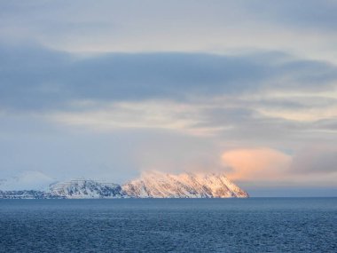 Norveç 'teki Porsangerfjord' da kışın manzara.